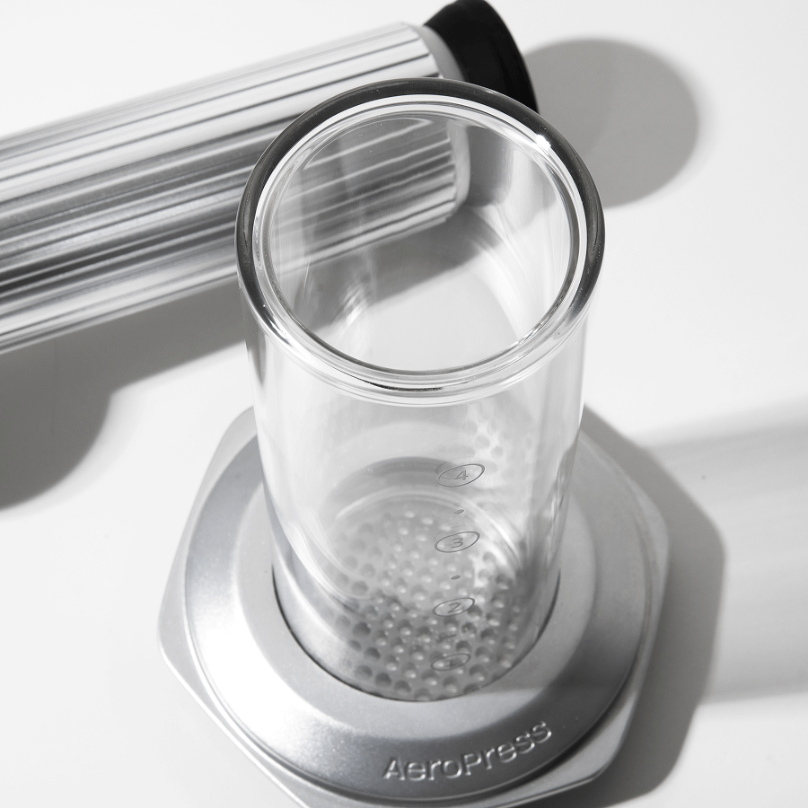 Clear AeroPress Premium with black lid on a white background #color_silver